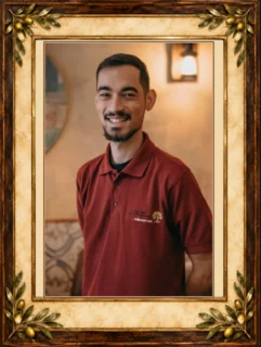 Mitarbeiter mit Bart im roten Poloshirt der Osteria Antico Il Mattone
