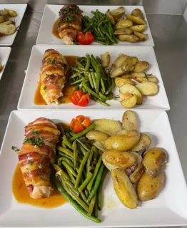 Fleischröllchen im Speckmantel mit grünen Bohnen und Kartoffeln