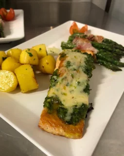 Fischfilet mit Kräutern, Kartoffeln und grünem Spargel