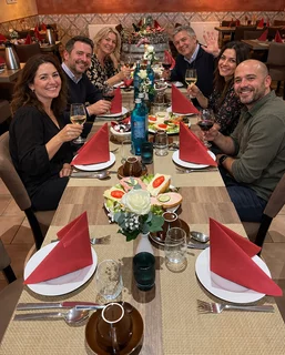 Gäste feiern gemeinsam an einer gedeckten Tafel im Restaurant
