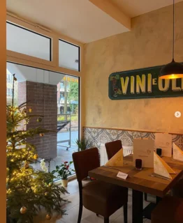 Restaurantbereich mit gedecktem Tisch und Weihnachtsbaum am Fenster