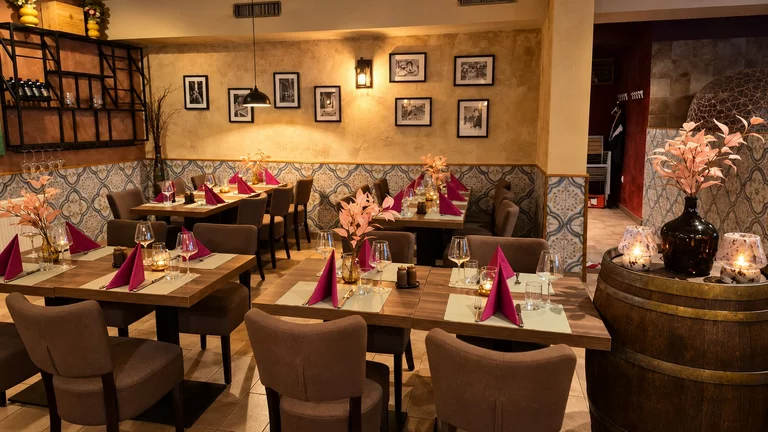 Gedeckte Tische im Gastraum der Osteria Antico Il Mattone in Bonn