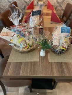 Zwei verpackte Präsentkörbe auf einem gedeckten Tisch