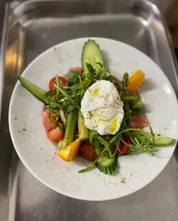 Burrata auf Salat mit Avocado und Tomaten